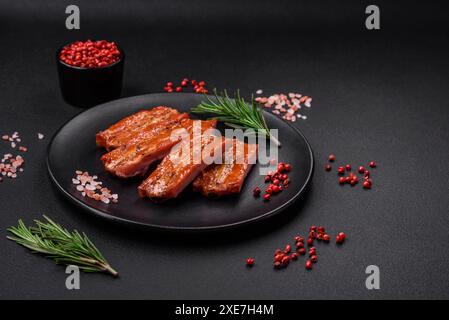 Gegrillte, saftige Rippchen mit Salz, Gewürzen und Kräutern Stockfoto