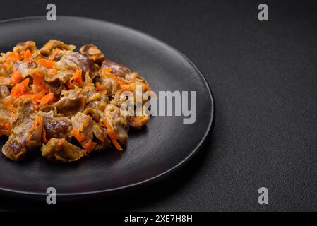 Köstliche gedünstete Hühnchenmagizzards mit Karotten und Tomaten Stockfoto