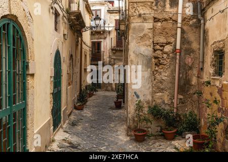 Schäbige Nachbarschaftsstraße mit heruntergekommenen Gebäuden in der Altstadt von Siracusa Stockfoto