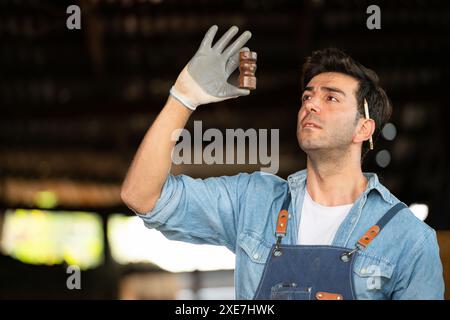 Der Zimmermann arbeitet in seiner Tischlerei. Das Sehvermögen wird verwendet, um die Genauigkeit zu gewährleisten. Stockfoto