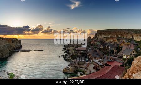 Blick auf Popeye Village in Anchor Bay auf Malta Stockfoto