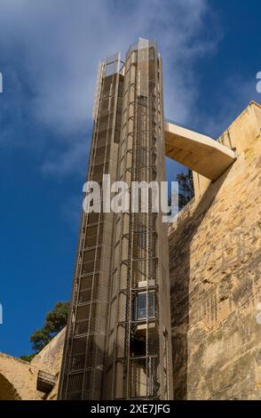 Vertikaler Blick auf den Hochgeschwindigkeits-Barrakka-Aufzug im großen Hafen von Valletta Stockfoto