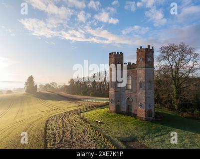 Powderham Belvedere, ein Torwart-Turm auf dem Gelände von Powderham Castle. Winter (März) 2024. Stockfoto