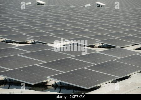 Schwimmende Solarpaneele in Thailand liefern saubere natürliche Energie aus Sonnenschein. Stockfoto