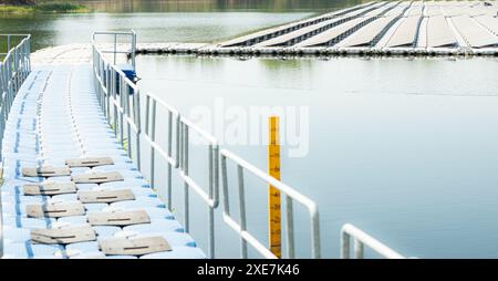 Schwimmende Solarpaneele in Thailand liefern saubere natürliche Energie aus Sonnenschein. Stockfoto