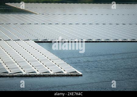 Schwimmende Solarpaneele in Thailand liefern saubere natürliche Energie aus Sonnenschein. Stockfoto