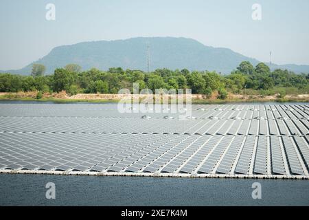 Schwimmende Solarpaneele in Thailand liefern saubere natürliche Energie aus Sonnenschein. Stockfoto