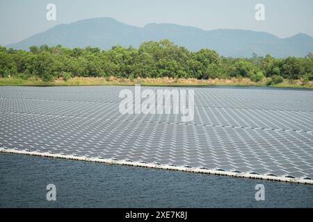 Schwimmende Solarpaneele in Thailand liefern saubere natürliche Energie aus Sonnenschein. Stockfoto