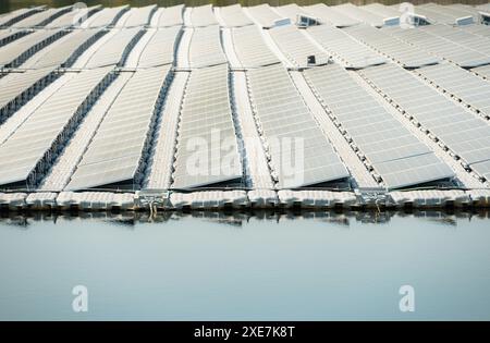 Schwimmende Solarpaneele in Thailand liefern saubere natürliche Energie aus Sonnenschein. Stockfoto