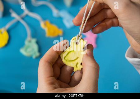 Kinder lufttrockene Tontätigkeit Handwerksidee. Schritt für Schritt Anleitung zum DIY-Prozess. Vorbereitung auf die Osterfeiertage Dekoration. M Stockfoto