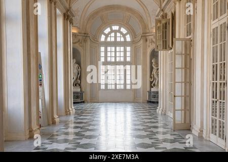 Reiseziel Venaria reale, Italien. Luxusgalerie Perspektive, dekorativer Marmor, Indoor, Niemand, Königspalast Stockfoto