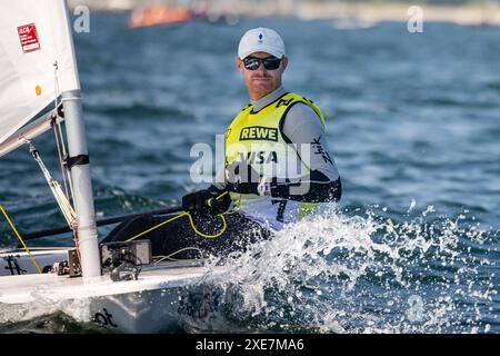 Kiel, Deutschland. Juni 2024. Jean-Baptiste Bernaz aus Frankreich ist bei einem Regatta-Rennen in der Kieler Woche im Einsatz. Der Lasersegler ist einer der Medaillenanwärter bei den Olympischen Sommerspielen in Paris. Frank Molter/dpa/Alamy Live News Stockfoto