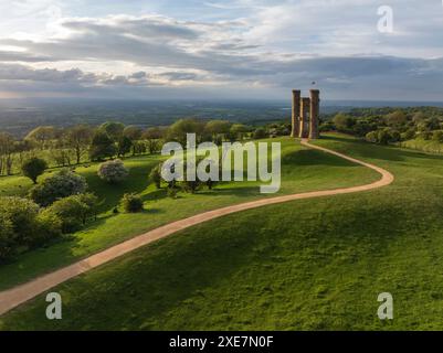 Rundblick auf den Broadway Tower in den Cotswolds, Worcestershire, England. Frühjahr (Mai) 2024. Stockfoto