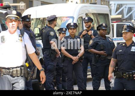 18. Juni 2024 - New York City, USA - im Dienst der New Yorker Polizei im Trump Building New York Stockfoto
