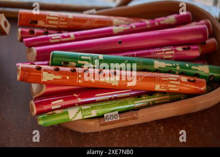 Bunte Holzflöten in einem Korb zum Verkauf auf einer Kunsthandwerksmesse in Jujuy, Argentinien. Stockfoto