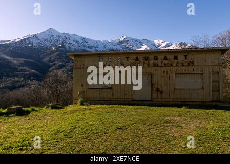 Ein altmodisches, verlassenes alpenländisches Restaurant in den Bergen Stockfoto
