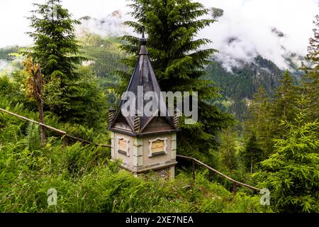 Der Kreuzweg im Großarler Stadtteil Au ist eine Ruhestätte, die der Maurer Schorsch (Georg Gruber) auf eigene Initiative über viele Jahre erbaut hat. Lambach, Großarl, Salzburg, Österreich Stockfoto