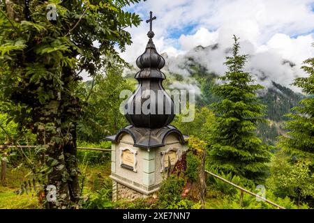 Der Kreuzweg im Großarler Stadtteil Au ist eine Ruhestätte, die der Maurer Schorsch (Georg Gruber) auf eigene Initiative über viele Jahre erbaut hat. Lambach, Großarl, Salzburg, Österreich Stockfoto