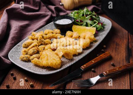 Garnelen, Krabbenbeine und Muscheln in Teig gebraten Stockfoto