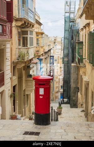 Valleta, Malta 7. September 2023 Rote malta-Pfostenbox isoliert oben auf einer Steintreppe Stockfoto