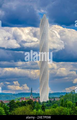 Der TK-Elevator-Testturm in Rottweil neben einem Kirchturm. Der 246 Meter hohe Aufzugstestturm für Express- und Hochgeschwindigkeitsaufzüge bietet die höchste Besucherplattform Deutschlands und ist der weltweit zweithöchste Testturm für Aufzugsanlagen. Rottweil Baden-Württemberg Deutschland *** der TK Elevator Testturm in Rottweil Neben einem Kirchturm bietet der 246 Meter hohe Aufzugprüfturm für Express- und Hochgeschwindigkeitsaufzüge die höchste Besucherplattform Deutschlands und ist der weltweit zweithöchste Prüfturm für Aufzugsysteme Rottweil Baden-Württemberg Deutschland Stockfoto