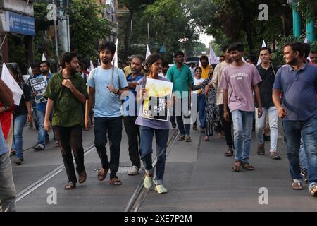 Kolkata, Westbengalen, Indien: Am 25. Juni 2024 verbrennen indische Studenten, die einen Slogan rufen, ein Bildnis und Reifen, während sie während einer Protestkundgebung gegen einen mutmaßlichen Betrug in den nationalen medizinischen Aufnahmeprüfungen NEET und UGC-NET, die von der National Testing Agency (NTA) gehalten werden, eine Straße blockieren. Sie protestieren gegen Unregelmäßigkeiten der Regierung und Papierlecks, zusammen mit einem starken Anstieg der Verdienstliste der renommierten Prüfung, bei der 67 Studenten in der Geschichte der Testagentur 100% Noten erzielen. (Kreditbild: © Dipa Chakraborty/Pacific Press via ZUMA Press Wire) REDAKTIONELLE VERWENDUNG AUF Stockfoto