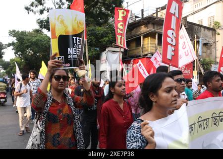 Kolkata, Westbengalen, Indien: Am 25. Juni 2024 verbrennen indische Studenten, die einen Slogan rufen, ein Bildnis und Reifen, während sie während einer Protestkundgebung gegen einen mutmaßlichen Betrug in den nationalen medizinischen Aufnahmeprüfungen NEET und UGC-NET, die von der National Testing Agency (NTA) gehalten werden, eine Straße blockieren. Sie protestieren gegen Unregelmäßigkeiten der Regierung und Papierlecks, zusammen mit einem starken Anstieg der Verdienstliste der renommierten Prüfung, bei der 67 Studenten in der Geschichte der Testagentur 100% Noten erzielen. (Kreditbild: © Dipa Chakraborty/Pacific Press via ZUMA Press Wire) REDAKTIONELLE VERWENDUNG AUF Stockfoto