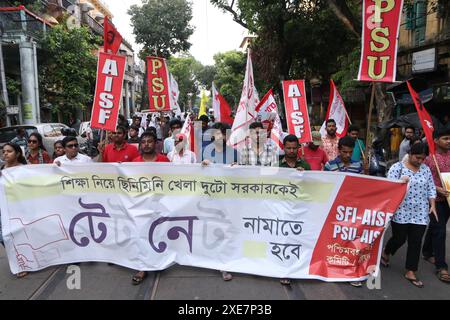 Kolkata, Westbengalen, Indien: Am 25. Juni 2024 verbrennen indische Studenten, die einen Slogan rufen, ein Bildnis und Reifen, während sie während einer Protestkundgebung gegen einen mutmaßlichen Betrug in den nationalen medizinischen Aufnahmeprüfungen NEET und UGC-NET, die von der National Testing Agency (NTA) gehalten werden, eine Straße blockieren. Sie protestieren gegen Unregelmäßigkeiten der Regierung und Papierlecks, zusammen mit einem starken Anstieg der Verdienstliste der renommierten Prüfung, bei der 67 Studenten in der Geschichte der Testagentur 100% Noten erzielen. (Kreditbild: © Dipa Chakraborty/Pacific Press via ZUMA Press Wire) REDAKTIONELLE VERWENDUNG AUF Stockfoto