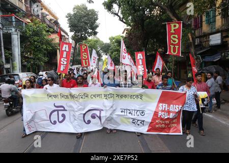 Kolkata, Westbengalen, Indien: Am 25. Juni 2024 verbrennen indische Studenten, die einen Slogan rufen, ein Bildnis und Reifen, während sie während einer Protestkundgebung gegen einen mutmaßlichen Betrug in den nationalen medizinischen Aufnahmeprüfungen NEET und UGC-NET, die von der National Testing Agency (NTA) gehalten werden, eine Straße blockieren. Sie protestieren gegen Unregelmäßigkeiten der Regierung und Papierlecks, zusammen mit einem starken Anstieg der Verdienstliste der renommierten Prüfung, bei der 67 Studenten in der Geschichte der Testagentur 100% Noten erzielen. (Kreditbild: © Dipa Chakraborty/Pacific Press via ZUMA Press Wire) REDAKTIONELLE VERWENDUNG AUF Stockfoto