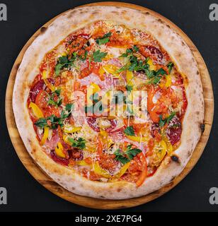 Frische, köstliche Pizza im Herd mit Wurst, Pfeffer und Tomaten Stockfoto