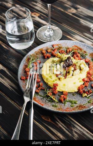 Kartoffelpüree mit Garnelen und Wein Stockfoto