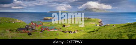 Blick auf die Insel Nolsoy von Hoyvik, Färöer, Europa. Frühjahr (Juni) 2017. Stockfoto