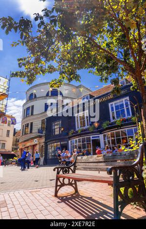 Brighton, Großbritannien - 23. Juni 2024: Brighton Market Street mit seinen Cafés und Restaurants in der Nähe des berühmten Pump House Pub im Sommer in East Sussex Stockfoto