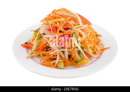 Salat aus Karotten, Gurken und Paprika auf Teller Stockfoto