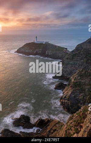 South Stack Lighthouse at Sunset, Isle of Anglesey, North Wales, Großbritannien. Herbst (September) 2017. Stockfoto
