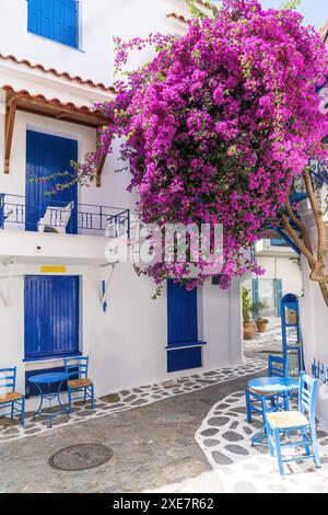 Typische Straße in Skiathos Stadt Stockfoto