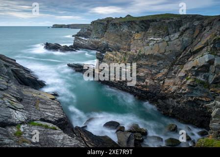 Dramatische Klippen an Angleseys Nordwestküste, Anglesey, Nordwales, Großbritannien. Herbst (September) 2017. Stockfoto