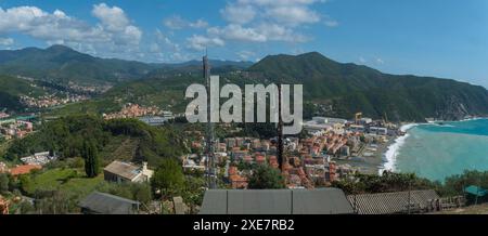 Panoramablick auf das Dorf Riva Trigoso von Punta Manara aus, Sandstrand, Häuser, Werft und am sonnigen Herbsttag. Sestri Levante, Ligurien, Italien Stockfoto