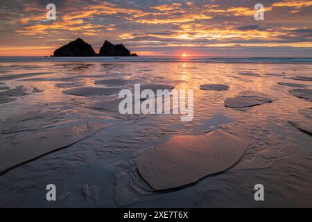 Sonnenuntergang über Holywell Bay an der Nordküste Cornwalls, England. Sommer (Juli) 2018. Stockfoto