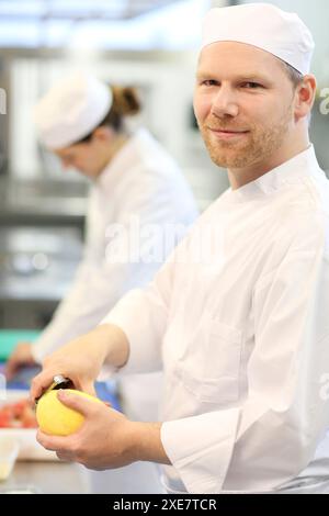Chefs, die Köche in der Küche der Schule, Küche, Schule, Donostia, San Sebastian, Gipuzkoa, Baskenland, Spanien, Europa Stockfoto