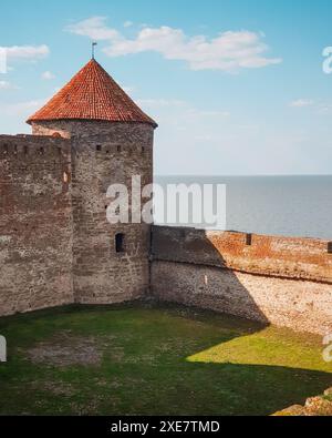 Hirseturm der Festung Akkerman in der Nähe der Dniester-Mündung. Mittelalterliche Festung in Budjak Region. Stockfoto