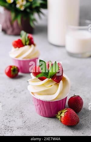 Vanille-Cupcake mit weißer Creme und Erdbeeren Stockfoto