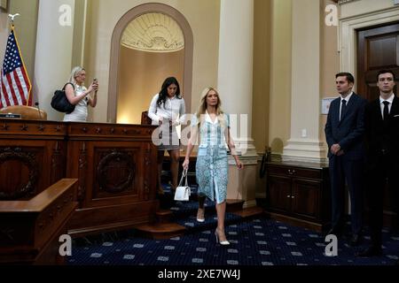 Washington, Usa. Juni 2024. Paris Hilton, Advocate und CEO von Living-Experience, trifft ein, um vor einem House Committee on Ways and Means während einer Anhörung zum Thema Stärkung der Kinderfürsorge und Schutz der amerikanischen Kinder auf dem Capitol Hill in Washington am 26. Juni 2024 auszusagen. Foto: Yuri Gripas/ABACAPRESS. COM Credit: Abaca Press/Alamy Live News Stockfoto