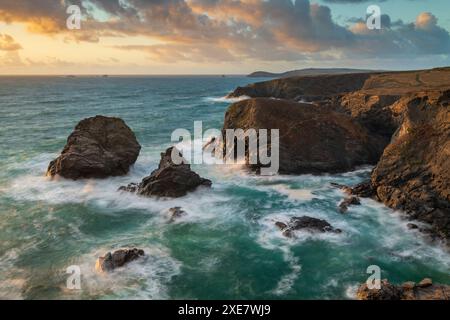 Dramatische Küstenlandschaft in der Nähe von Trevose Head in North Cornwall, England. Sommer (August) 2018. Stockfoto