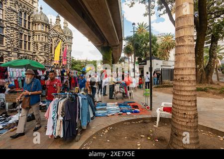 Medellin, Kolumbien - 9. Dezember 2023: Straßenansicht, die das Wesen des täglichen Lebens in Medellin mit gewöhnlichen Menschen, die ihren Routinen nachgehen, erfasst. Ein Stockfoto