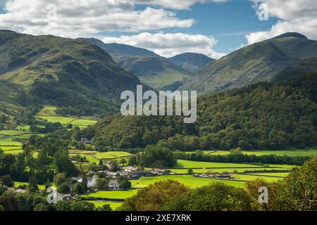 Das Dorf Rosthwaite im Borrowdale Valley, Lake District National Park, Cumbria, England. Herbst (September) 2018. Stockfoto