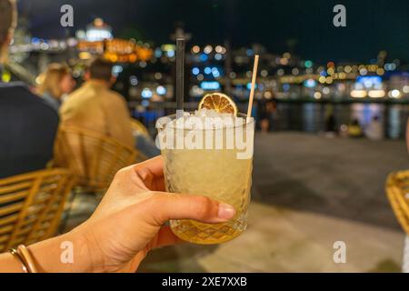 Caipirinha in einer Bar in Porto Portugal mit Hintergrund des douro-Flusses trinken Stockfoto