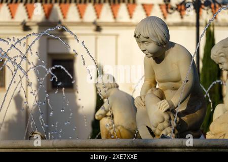 Sevilla, Spanien. 7. Februar 2024 - Nahaufnahme der Skulpturen am Fuente de Hispalis-Brunnen auf dem Puerta de Jerez-Platz Stockfoto