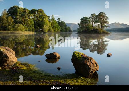 Wunderschöner Morgen auf einer Reflexion Derwent Water im Lake District National Park, Cumbria, England. Herbst (September) 2018. Stockfoto