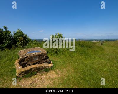 Golden Jubileestone Stone 1995, Ham Hill Country Park, Somerset, Großbritannien. Errichtet zum Gedenken an Lindsay Smith, Branch Chair, Royal Town Planning Institute, Stockfoto